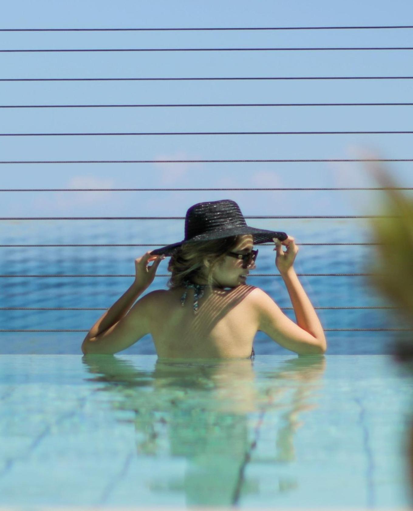 Gefinor Rotana - Beirut Hotel Exterior foto A woman wearing a sun hat