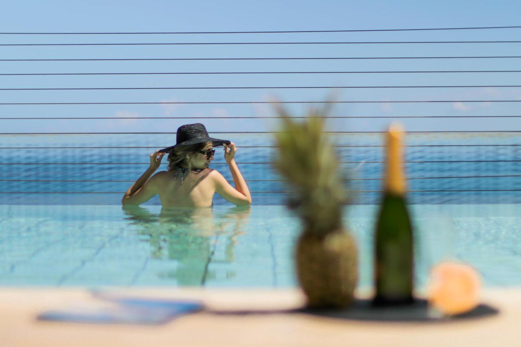 Gefinor Rotana - Beirut Hotel Exterior foto A woman in a swimming pool