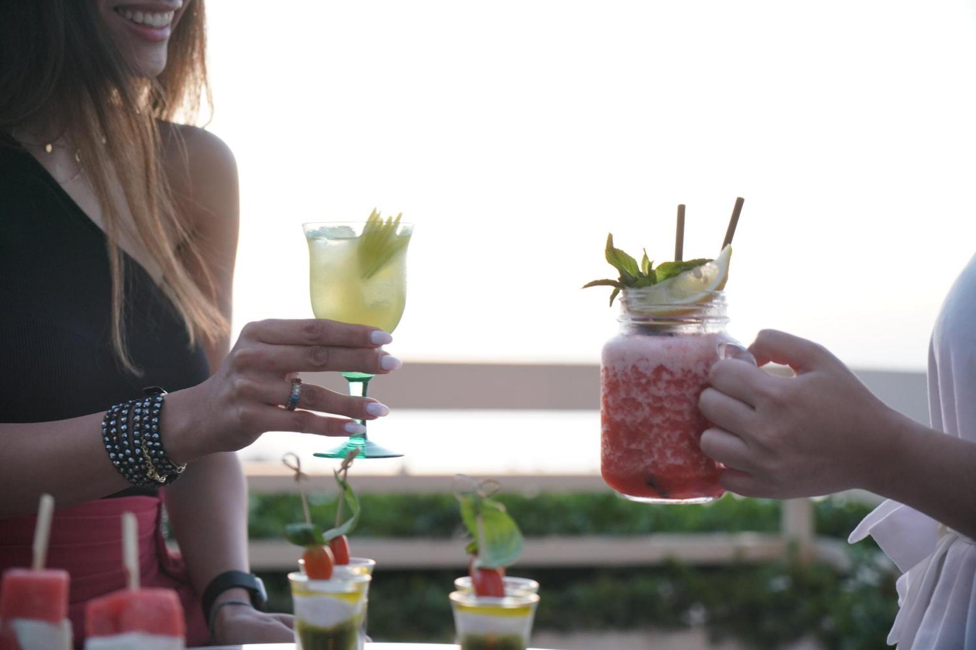 Gefinor Rotana - Beirut Hotel Exterior foto Two people holding cocktails