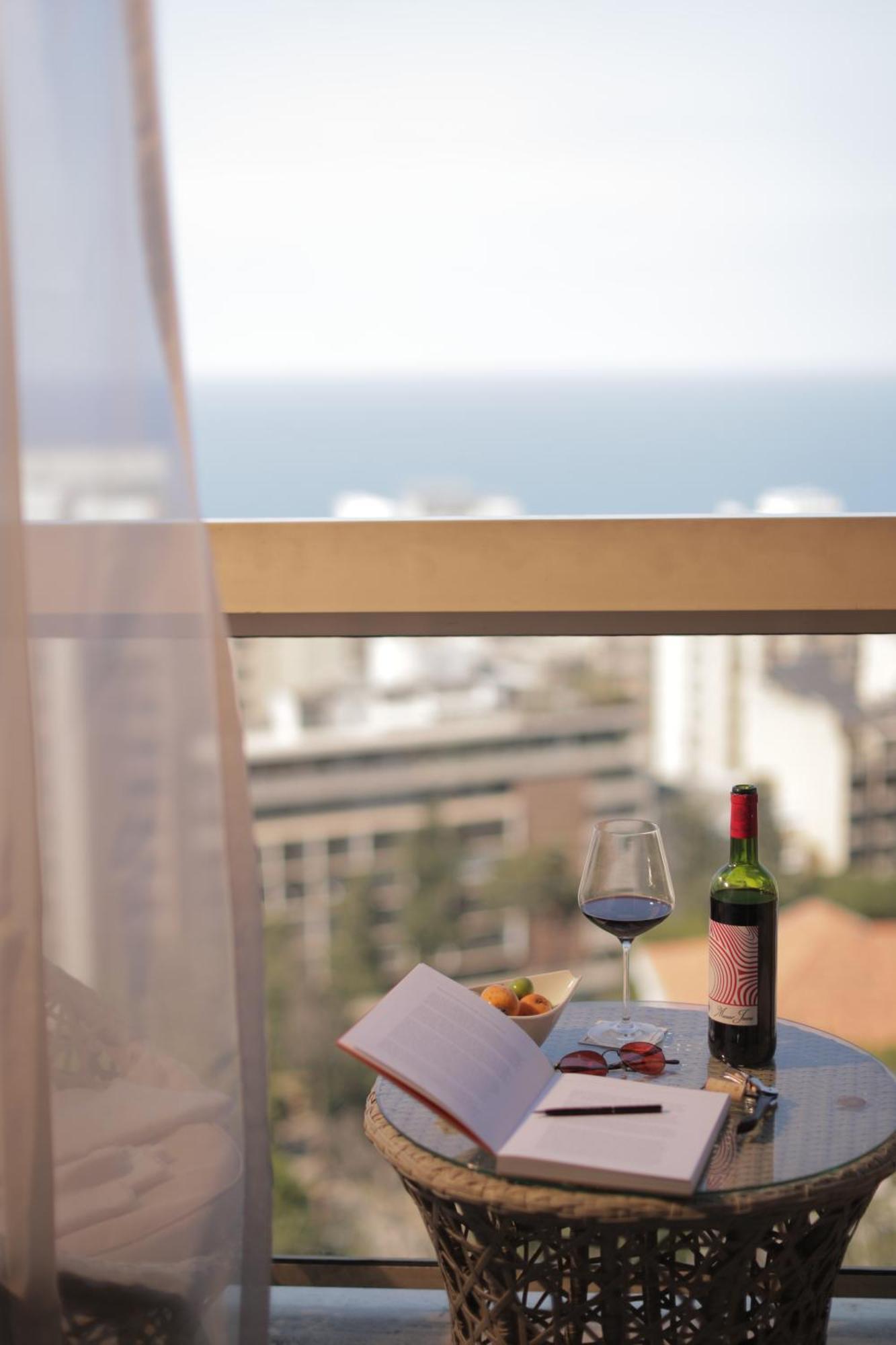 Gefinor Rotana - Beirut Hotel Exterior foto A wine bottle and glass