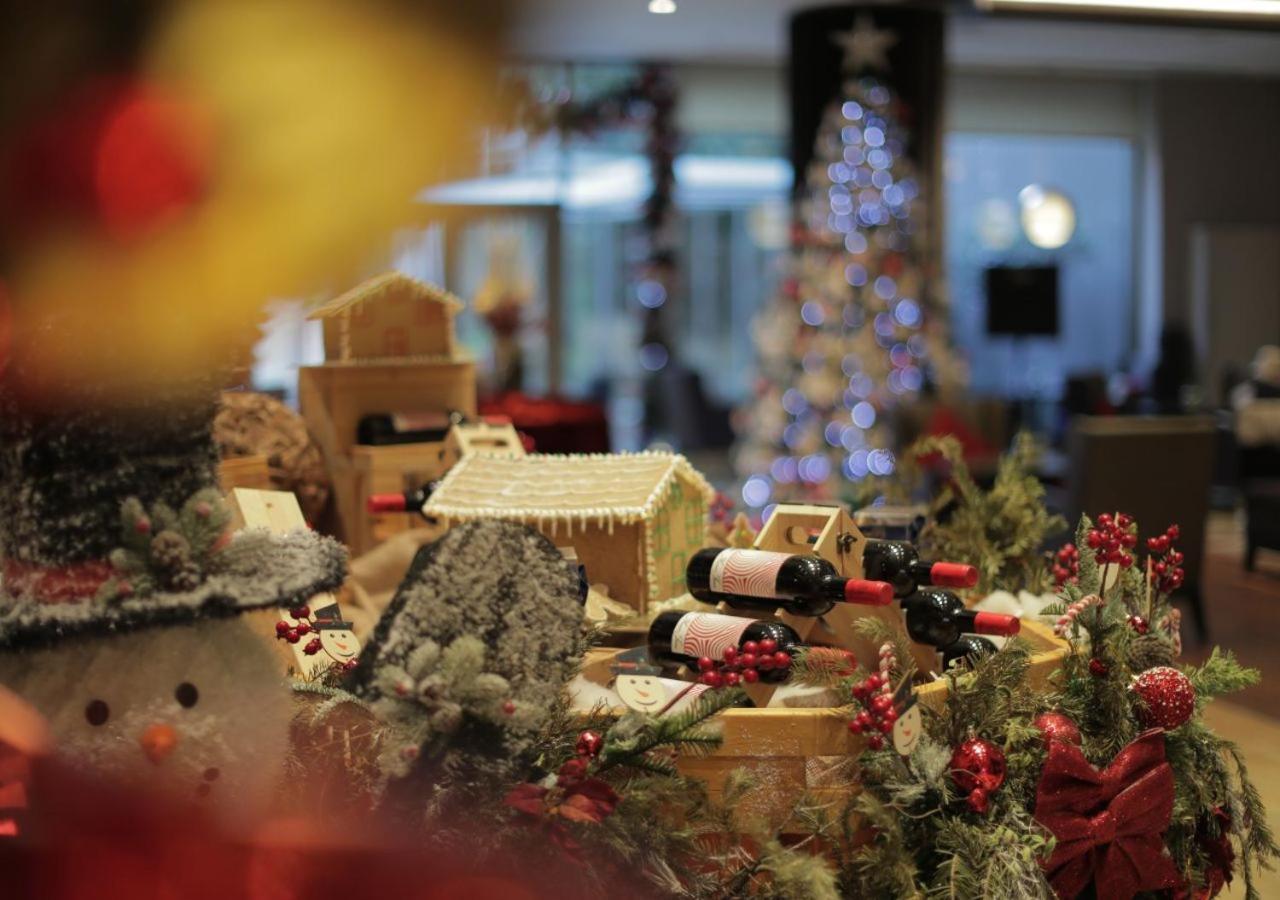 Gefinor Rotana - Beirut Hotel Exterior foto A Christmas display at the hotel