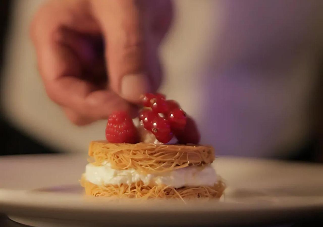 Gefinor Rotana - Beirut Hotel Exterior foto A pastry chef finishing a dessert