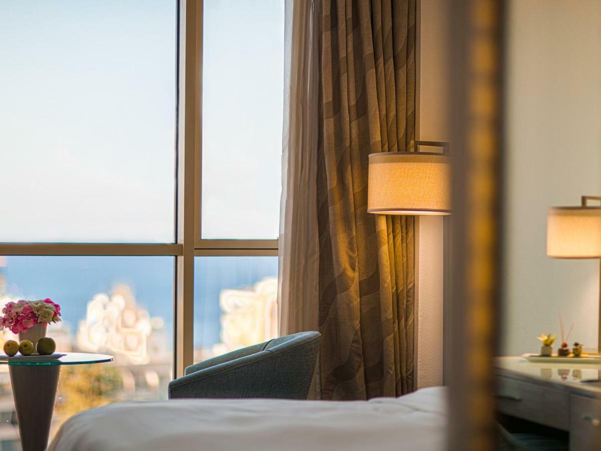 Gefinor Rotana - Beirut Hotel Exterior foto A guest room at the hotel