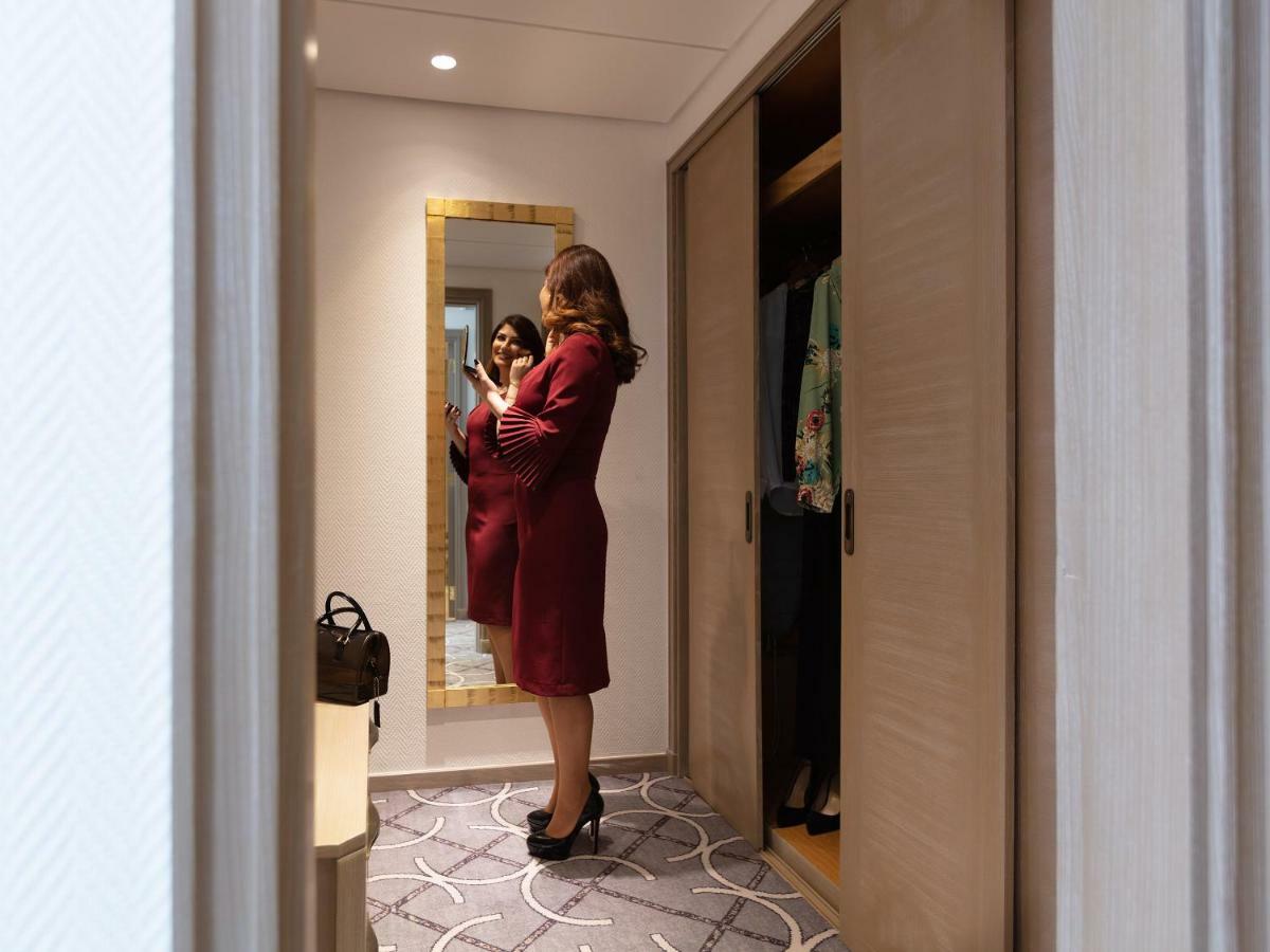 Gefinor Rotana - Beirut Hotel Exterior foto A woman in a hotel room